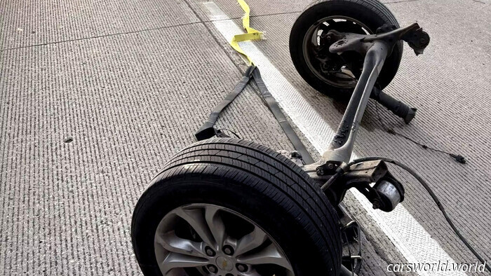 Un dispositivo policial le arranca por completo el eje trasero a un Chevy en una persecución salvaje | Carscoops